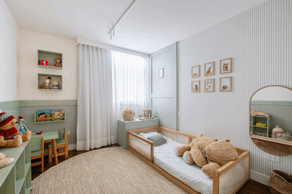 Brinquedos e materiais sensoriais para um quarto montessoriano completo