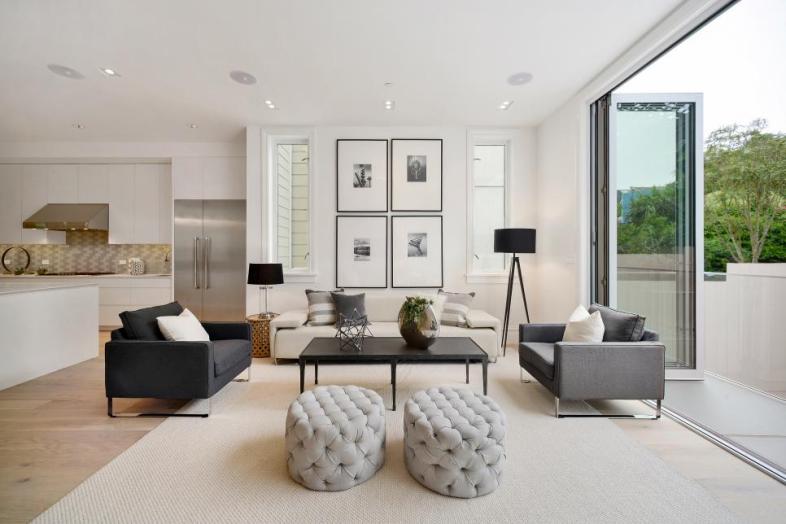 5 ideias de títulos: 1. Sala de Estar Moderna 2026: Minimalismo e Natureza em Harmonia. 2. Tendências de Decoração para Sala de Estar em 2026: O Guia Completo. 3. Como Criar uma Sala de Estar Acolhedora e Funcional em 2026. 4. Decoração de Sala de Estar: Elementos Naturais e Minimalismo para 2026. 5. Transforme sua Sala de Estar: Tendências de Design para 2026.