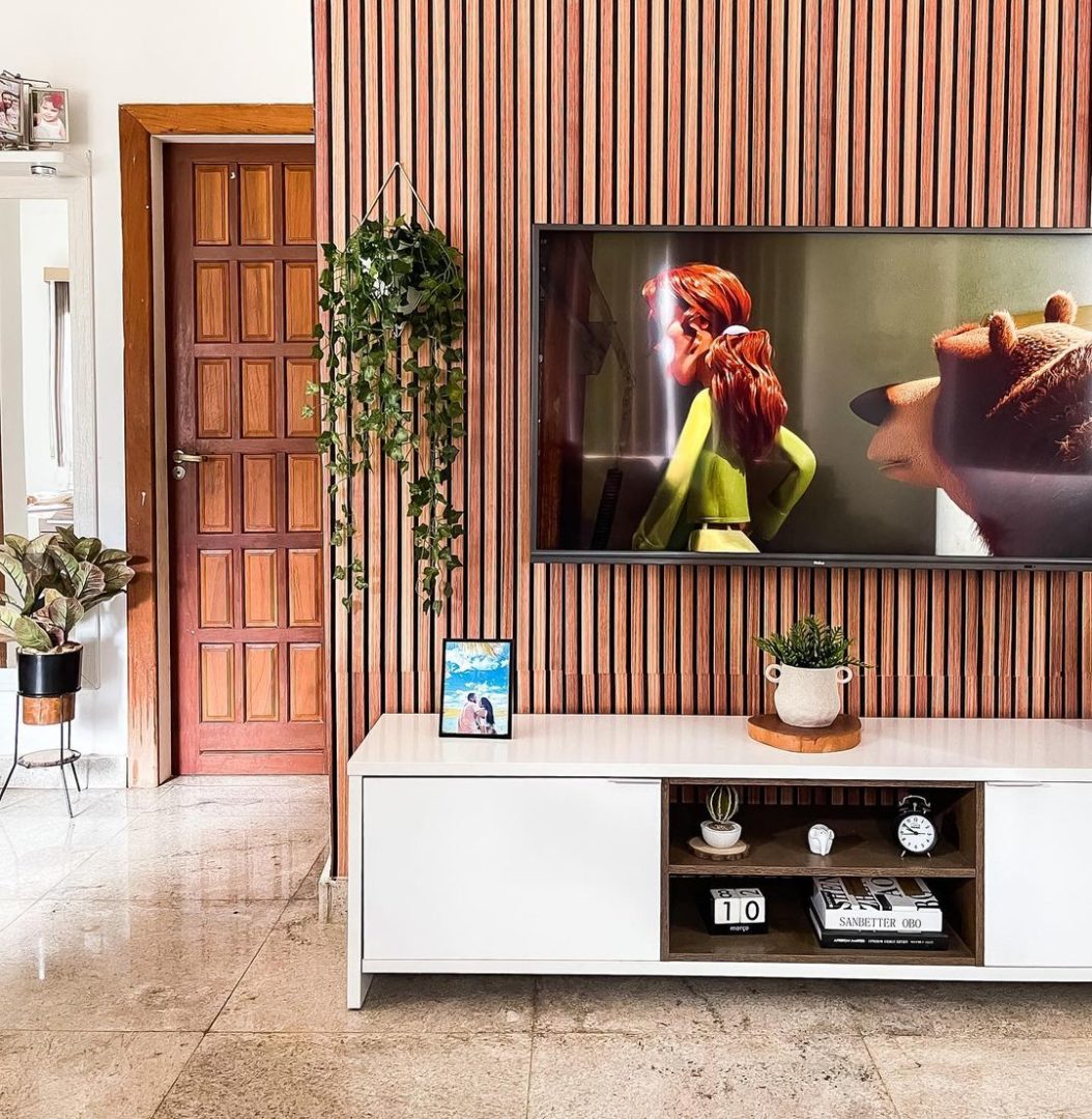 5 ideias de títulos: 1. Sala de Estar Moderna 2026: Minimalismo e Natureza em Harmonia. 2. Tendências de Decoração para Sala de Estar em 2026: O Guia Completo. 3. Como Criar uma Sala de Estar Acolhedora e Funcional em 2026. 4. Decoração de Sala de Estar: Elementos Naturais e Minimalismo para 2026. 5. Transforme sua Sala de Estar: Tendências de Design para 2026.