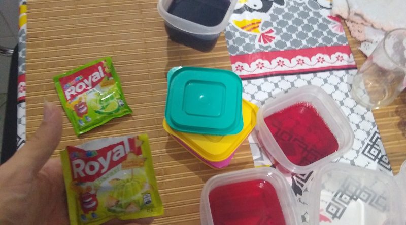 5 ideias de títulos:
1. Gelatina Capilar: O Segredo para Cachos Definidos e Duradouros
2. Como Usar Gelatina no Cabelo: Guia Completo para Evitar o Ressecamento
3. Misturinha Mágica: Potencialize sua Finalização com Creme e Gelatina
4. Gelatina vs. Creme de Pentear: Qual o Melhor para Seus Cachos?
5. Dicas de Ouro para Quebrar o 