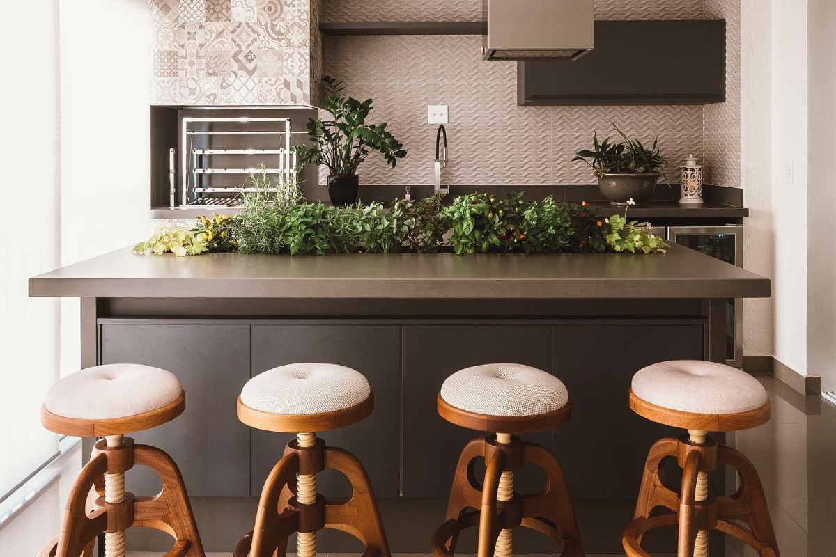 horta em apartamento com sol da tarde