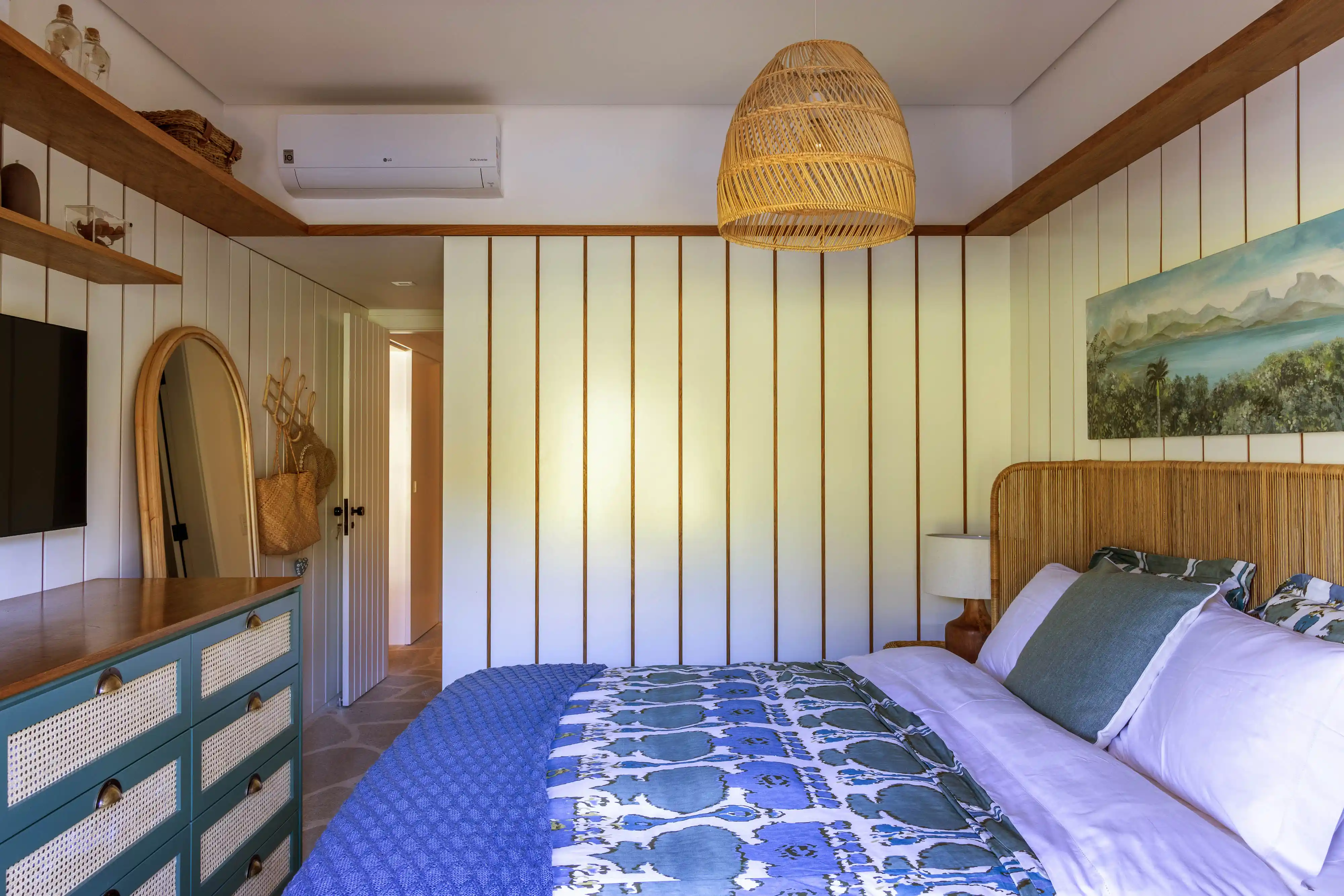 Lambri de Madeira vs. Painel Ripado: Qual a Melhor Escolha para sua Decoração?