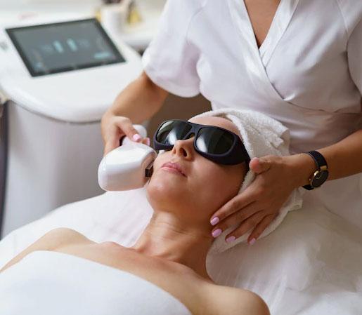 Luz Intensa Pulsada: O Guia Completo para Rejuvenescimento da Pele