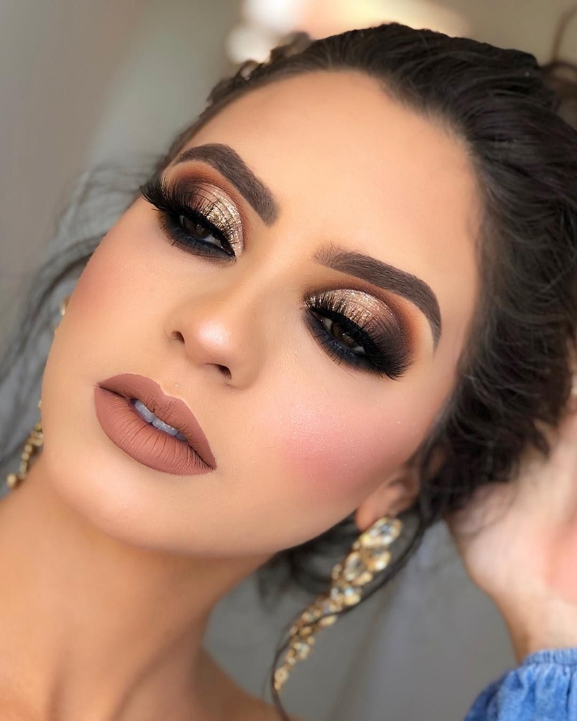 Olhos marcantes: aprenda a fazer o smokey eye ideal para fotos.