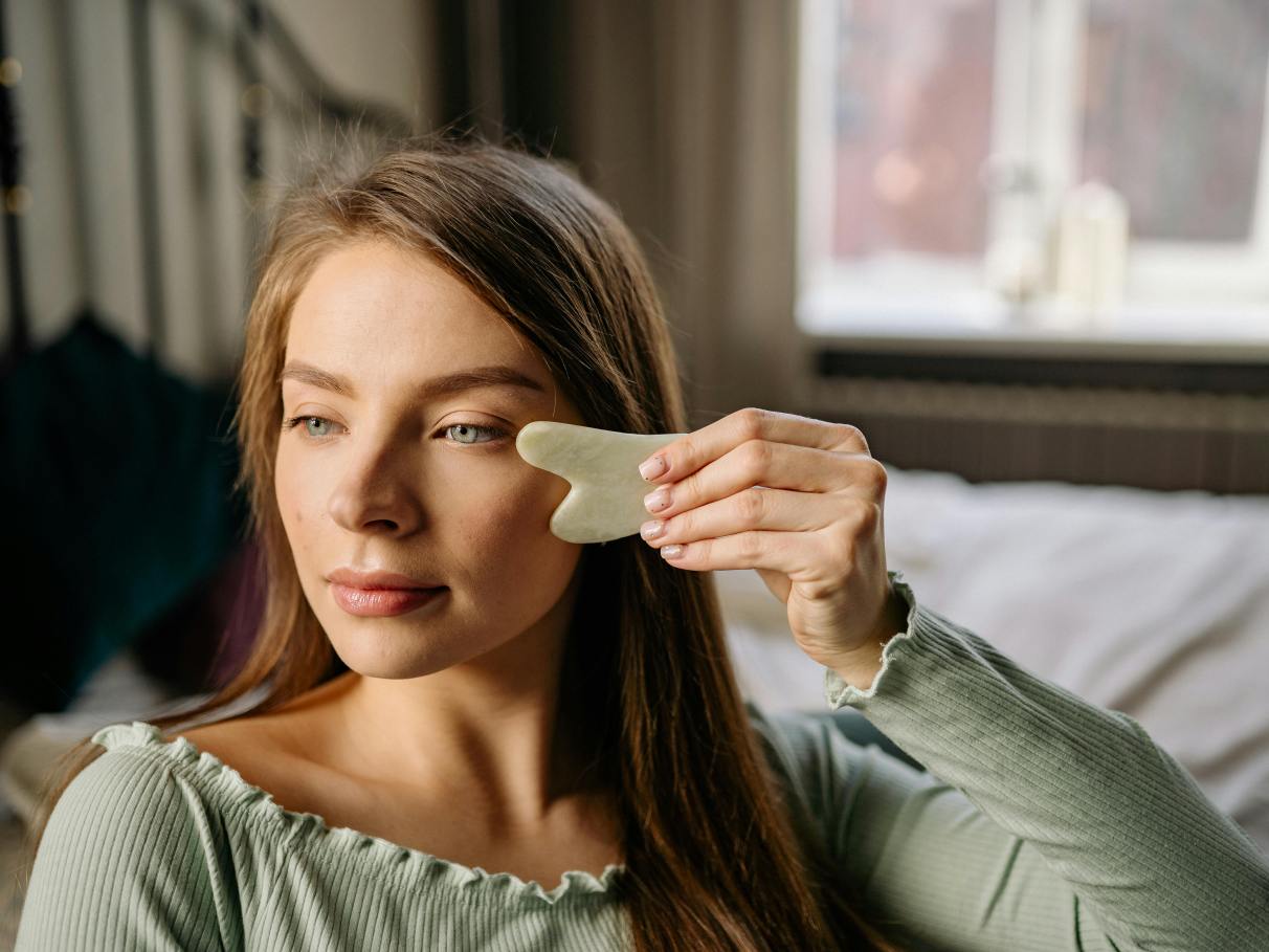 5 ideias de títulos:
1. Massageador Facial: Guia Completo para Escolher e Usar
2. Os Benefícios Surpreendentes do Rolo de Jade para sua Pele
3. Gua Sha vs. Rolo de Jade: Qual o Melhor para Você?
4. Massageadores Faciais Elétricos: Tecnologia a Serviço da Beleza
5. Como Integrar o Massageador Facial na sua Rotina de Skincare