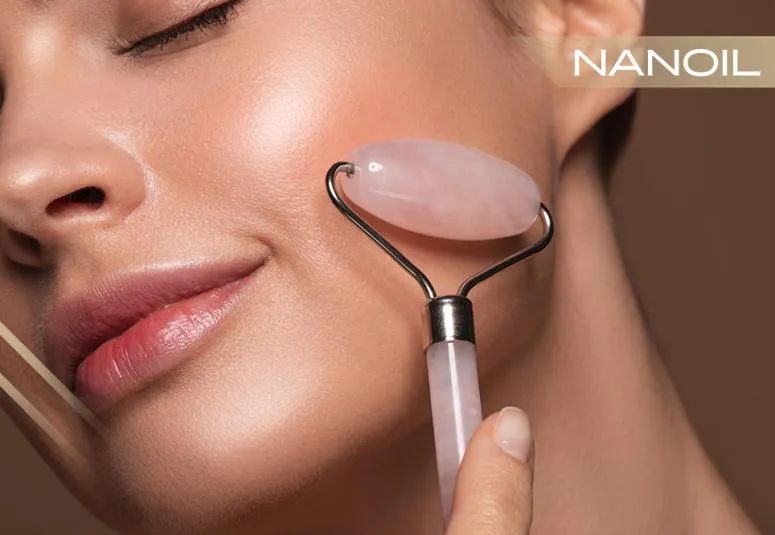 5 ideias de títulos:
1. Massageador Facial: Guia Completo para Escolher e Usar
2. Os Benefícios Surpreendentes do Rolo de Jade para sua Pele
3. Gua Sha vs. Rolo de Jade: Qual o Melhor para Você?
4. Massageadores Faciais Elétricos: Tecnologia a Serviço da Beleza
5. Como Integrar o Massageador Facial na sua Rotina de Skincare