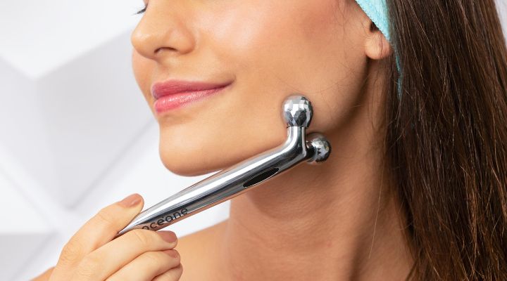 5 ideias de títulos:
1. Massageador Facial: Guia Completo para Escolher e Usar
2. Os Benefícios Surpreendentes do Rolo de Jade para sua Pele
3. Gua Sha vs. Rolo de Jade: Qual o Melhor para Você?
4. Massageadores Faciais Elétricos: Tecnologia a Serviço da Beleza
5. Como Integrar o Massageador Facial na sua Rotina de Skincare