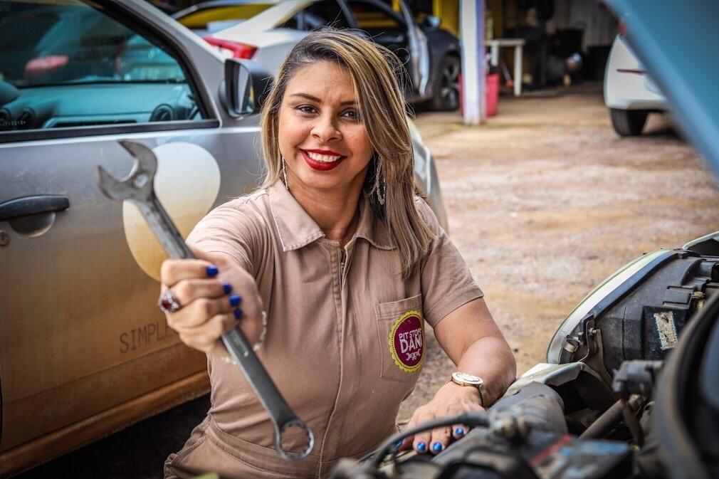 5 ideias de títulos:
1. Desmistificando a Mecânica: Guia Completo para Mulheres
2. Seu Carro em Boas Mãos: Cursos de Mecânica que Empoderam
3. Kit Essencial no Porta-Malas: O Que Toda Mulher Motorista Precisa Saber
4. De Olho no Painel: Entenda os Sinais do Seu Carro
5. Onde Aprender Mecânica Básica: Opções Gratuitas e Pagas