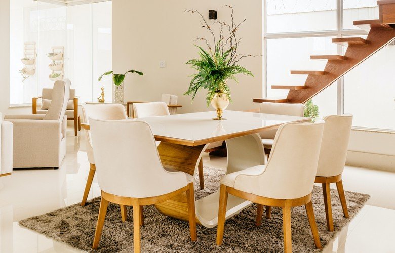 Toques naturais e cores suaves: Criando um ambiente tranquilo na sala de jantar