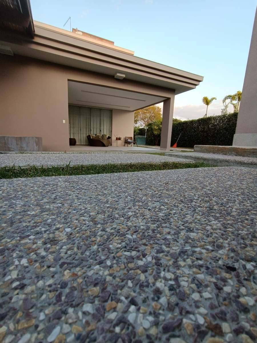 Guia Completo: Como Escolher o Piso Fulget Ideal para sua Área Externa; Piso Fulget Resinado vs. Cimentício: Qual a Melhor Opção para Seu Projeto?; Preço do Piso Fulget por m²: Quanto Custa Instalar e Onde Economizar; Manutenção do Piso Fulget: Dicas Essenciais para Conservar seu Revestimento; Piso Fulget Drenante: A Solução Perfeita para Bordas de Piscina e Áreas Úmidas