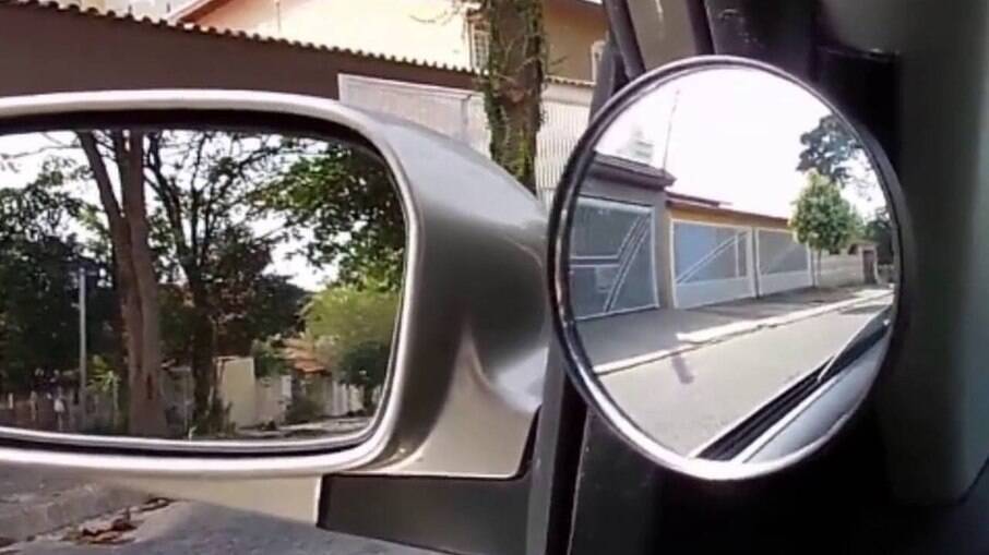 5 ideias de títulos:
1. Ponto Cego: O Guia Completo para Dirigir com Segurança
2. Como Ajustar Seus Retrovisores e Eliminar Pontos Cegos
3. Tecnologia a Favor da Segurança: Sensores de Ponto Cego Explicados
4. Espelhos Auxiliares: A Solução Simples para Ampliar sua Visão
5. Acidentes por Ponto Cego: Entenda as Causas e Prevenções