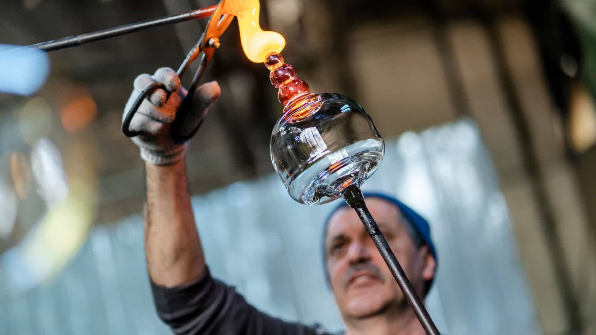 Vidro Transparente: Como Elétrons e Estrutura Amorfa Permitem a Passagem da Luz