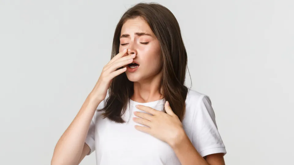 A Ciência por Trás do Espirro: Por Que Nossos Olhos Se Fecham?