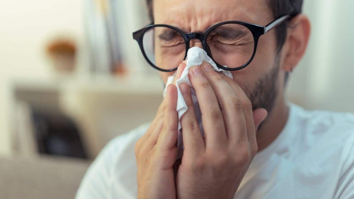 Desvendando o Reflexo: O Que Acontece com Seus Olhos Durante um Espirro?