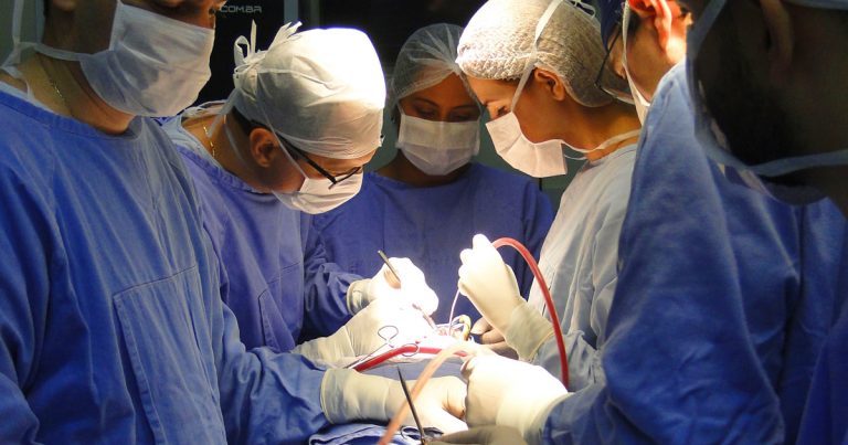 5 ideias de títulos:
1. A Evolução da Anestesia: De Antigos Métodos ao Éter Sulfúrico.
2. Pioneiros da Anestesia: Quem Foram os Verdadeiros Descobridores?
3. O Papel do Éter e do Óxido Nitroso na História da Anestesiologia.
4. Anestesia no Japão Antigo: A Técnica de Seishu Hanaoka.
5. Os Riscos e Sucessos das Primeiras Demonstrações de Anestesia.