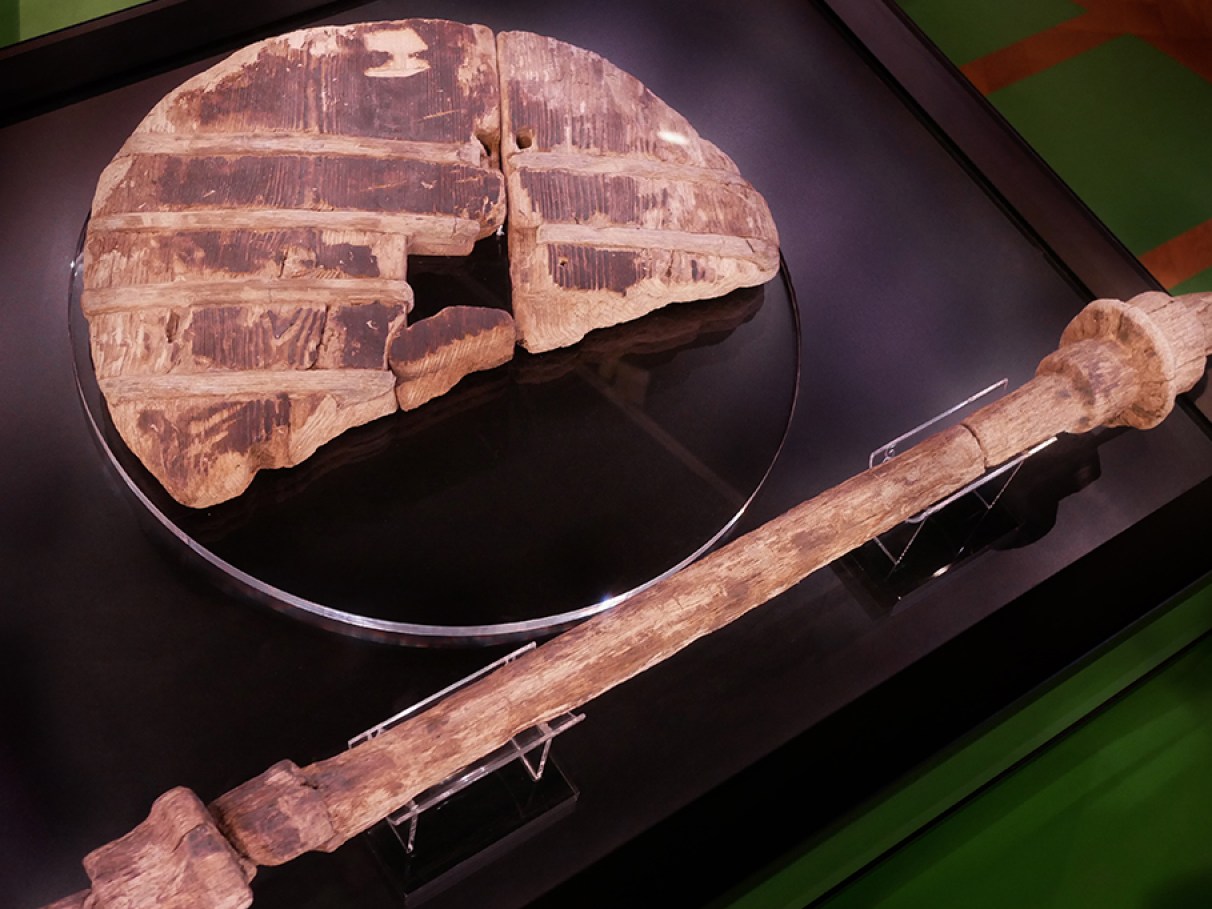 O Segredo do Eixo: Por Que a Roda Demorou Tanto para Ser Funcional?