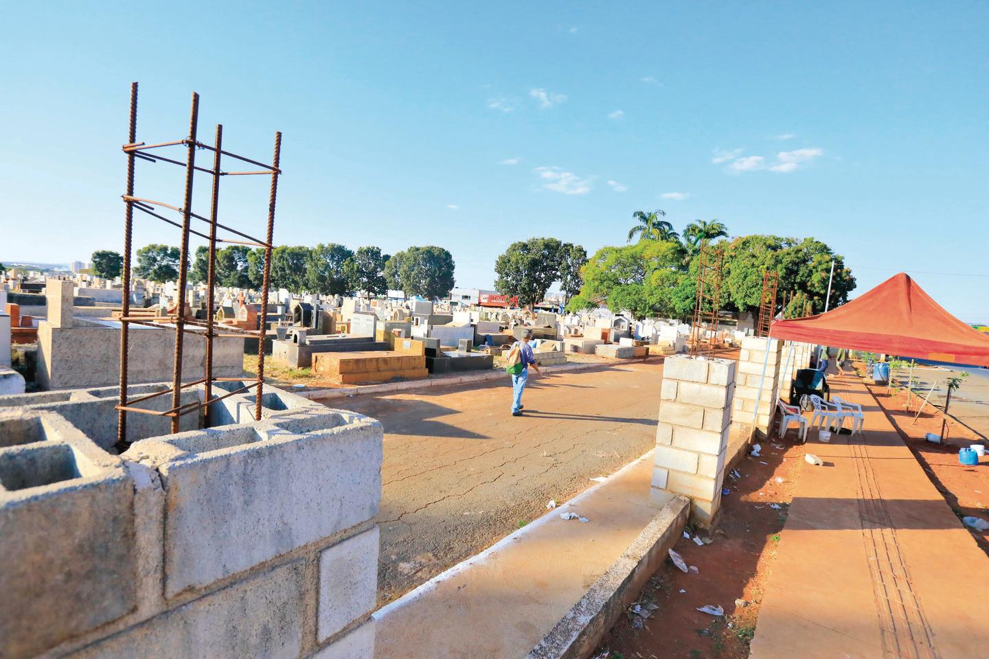 5 ideias de títulos:
1. Guia Completo: Reforma de Cemitérios e Jazigos
2. Entenda os Custos e Processos da Reforma de Túmulos
3. Revitalização de Cemitérios: O Que Você Precisa Saber
4. Manutenção de Jazigos: Direitos e Deveres Familiares
5. Como Obter Alvará para Reforma de Sepultura