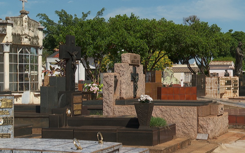 5 ideias de títulos:
1. Guia Completo: Reforma de Cemitérios e Jazigos
2. Entenda os Custos e Processos da Reforma de Túmulos
3. Revitalização de Cemitérios: O Que Você Precisa Saber
4. Manutenção de Jazigos: Direitos e Deveres Familiares
5. Como Obter Alvará para Reforma de Sepultura