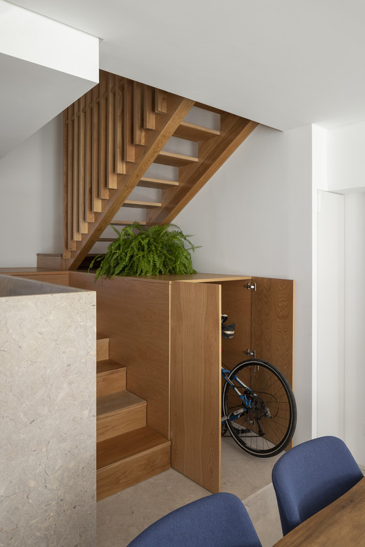 5 ideias de títulos:
1. Transforme Sua Escada: Guia Completo de Reforma e Segurança
2. Revestimentos Inovadores para Escadas: Estilo e Funcionalidade
3. Segurança em Primeiro Lugar: Como Modernizar Corrimãos e Guarda-Corpos
4. Orçamento Detalhado: Quanto Custa Reformar Sua Escada?
5. Dicas de DIY: Renove Sua Escada com Baixo Custo