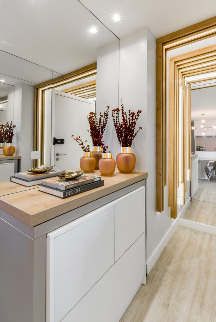 5 ideias de títulos: 1. Transforme seu Hall de Elevador: Ideias de Design e Funcionalidade. 2. Reforma de Hall de Elevador: Do Conceito à Execução. 3. Modernização de Elevadores: O Que Você Precisa Saber. 4. Hall de Elevador: Materiais e Tendências para um Espaço Acolhedor. 5. Custos e Planejamento para a Reforma do Hall do Seu Edifício.