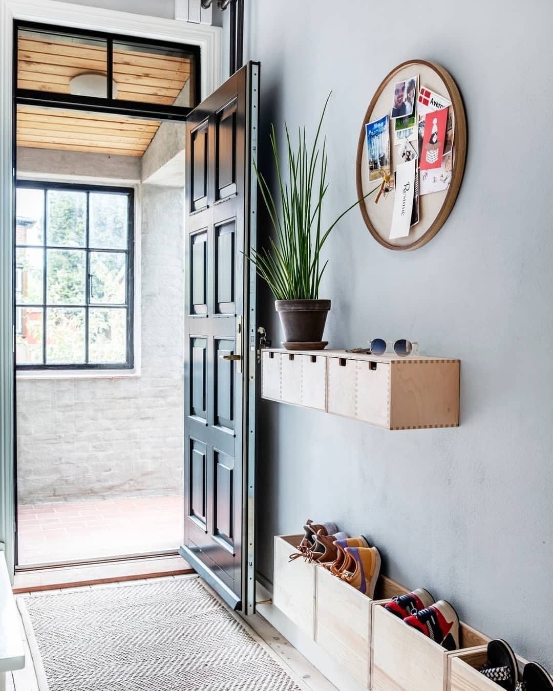 5 ideias de títulos: 1. Transforme seu Hall de Elevador: Ideias de Design e Funcionalidade. 2. Reforma de Hall de Elevador: Do Conceito à Execução. 3. Modernização de Elevadores: O Que Você Precisa Saber. 4. Hall de Elevador: Materiais e Tendências para um Espaço Acolhedor. 5. Custos e Planejamento para a Reforma do Hall do Seu Edifício.