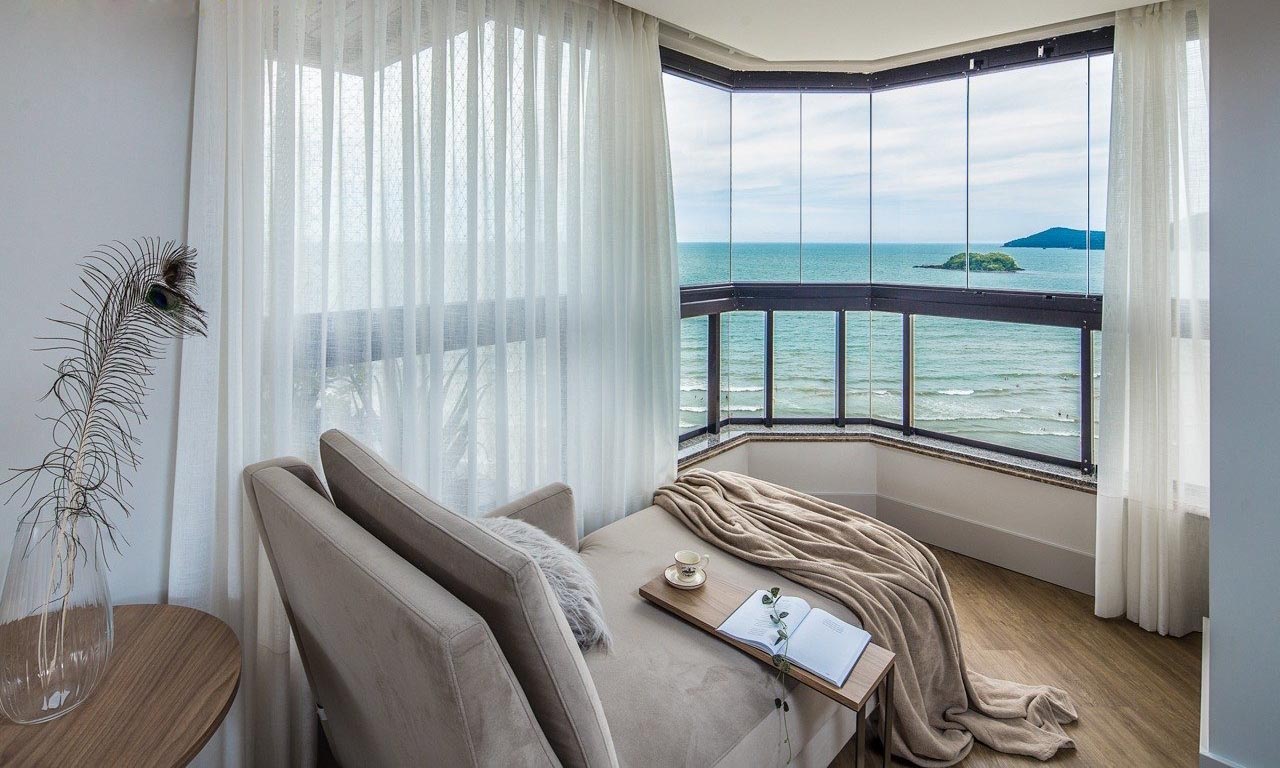 Transforme Seu Flat de Praia: Dicas Essenciais de Reforma e Materiais Duráveis