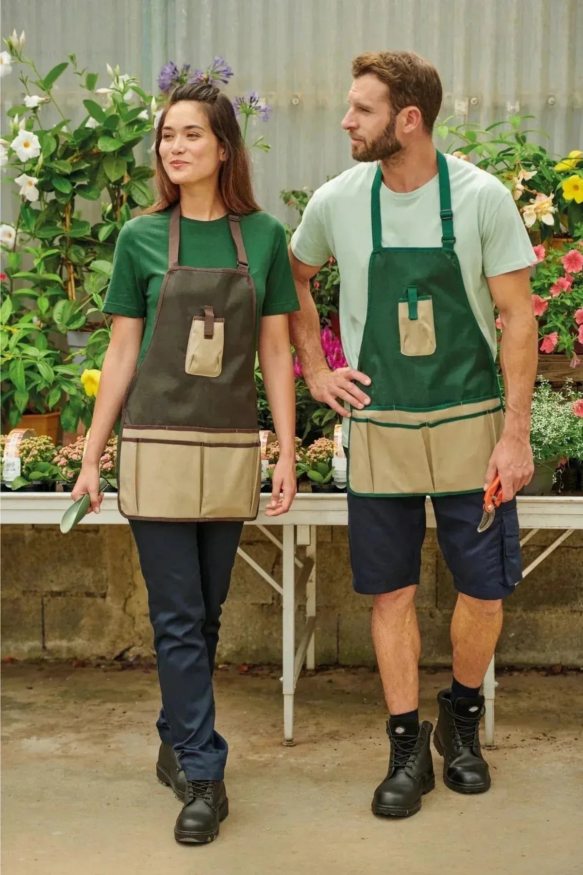 5 ideias de títulos:
1. Guia Completo de Roupas e EPIs para Jardinagem Segura
2. Proteção Essencial: Como Escolher as Melhores Roupas para Jardinagem
3. Invista em Conforto e Segurança: Roupas de Jardinagem que Fazem a Diferença
4. EPIs para Jardineiros: Um Checklist Indispensável
5. Jardinagem sem Riscos: A Importância das Vestimentas Adequadas