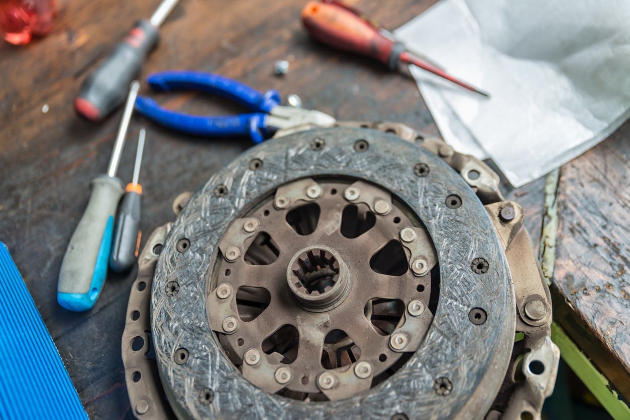 5 Dicas para Identificar uma Embreagem Gasta
Como Testar a Embreagem do Seu Carro em Casa
Entenda a Vida Útil da Embreagem e Quando Trocar
Os Principais Sintomas de Problemas na Embreagem
O Que Causa o Desgaste Prematuro da Embreagem?