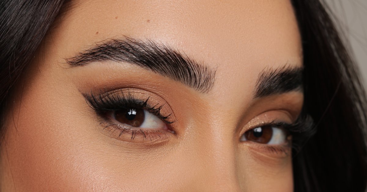 O Retorno das Sobrancelhas Finas e Outras Tendências Nostálgicas de 2026