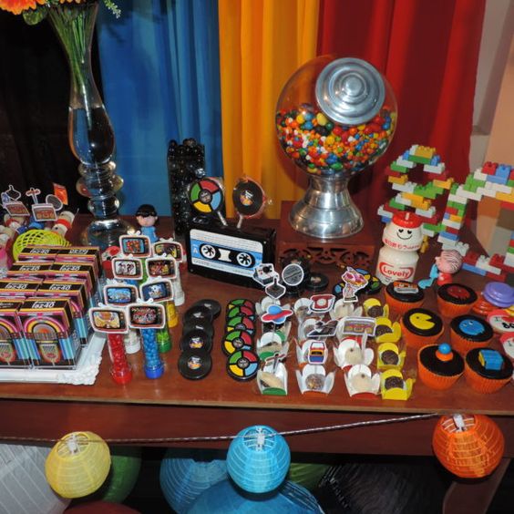 Festa anos 80 decoração neon