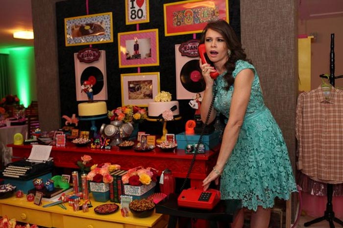 Festa anos 80 decoração neon