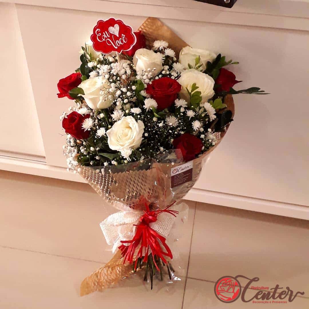 ideias de buquê de rosas vermelhas e brancas para casamento