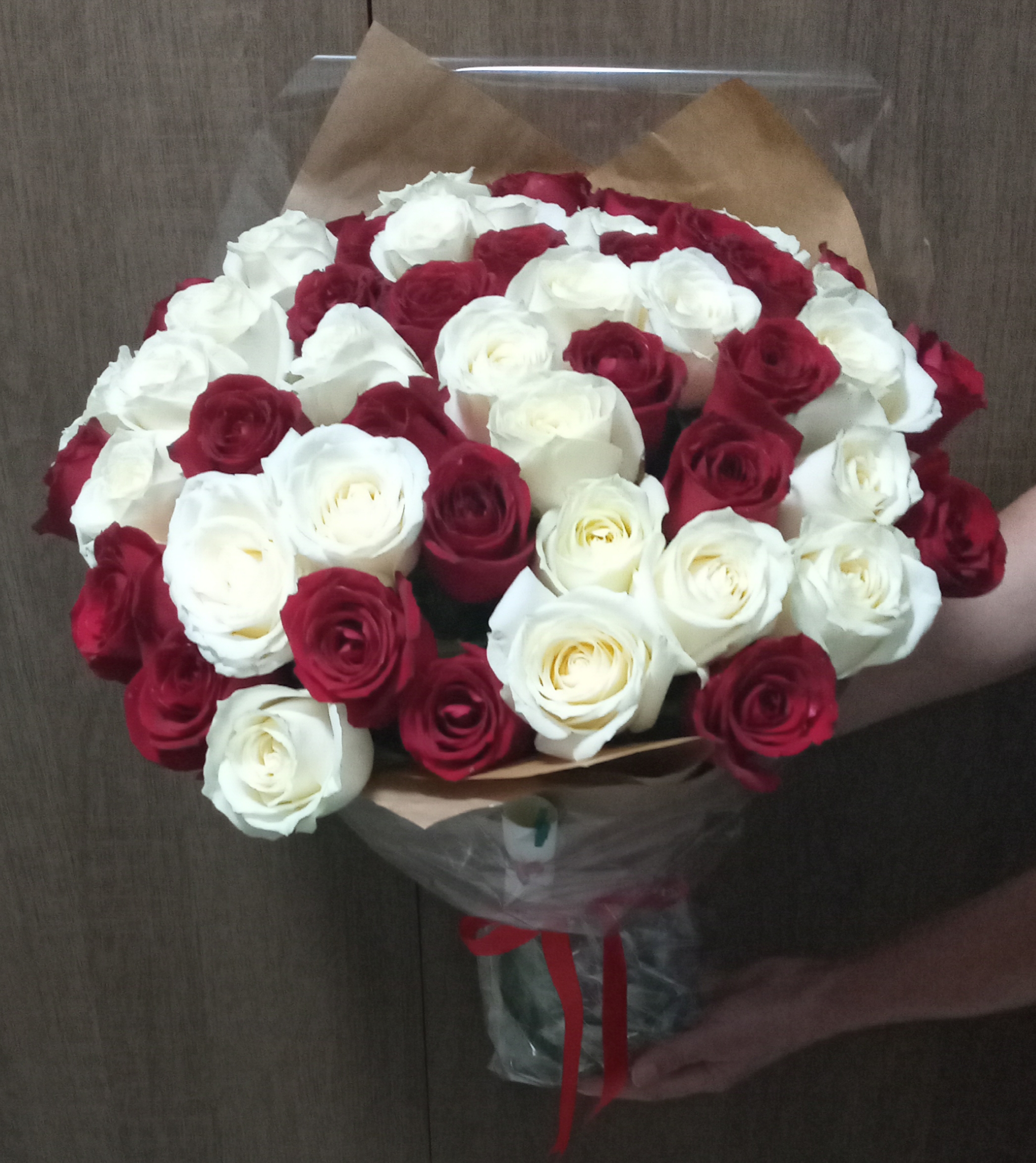 buque rosas vermelhas e brancas