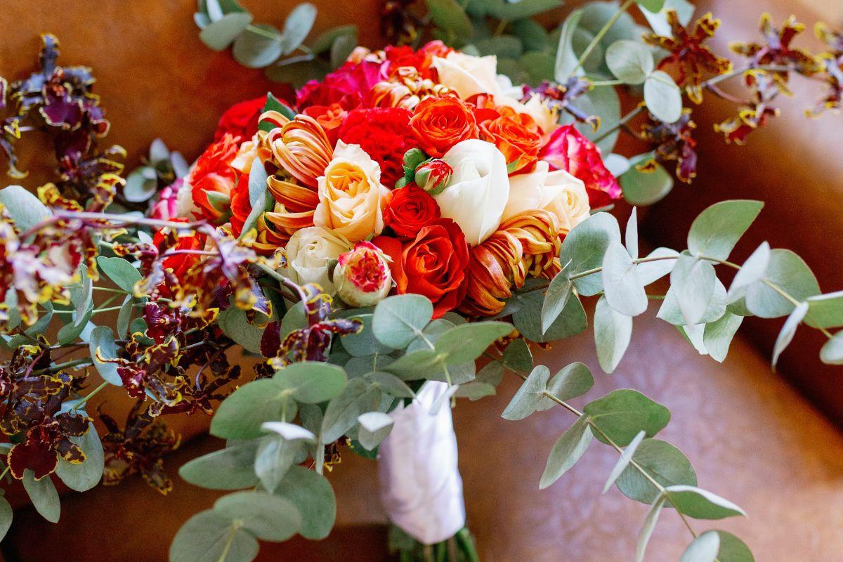 preço médio de um buquê de rosas vermelhas e brancas