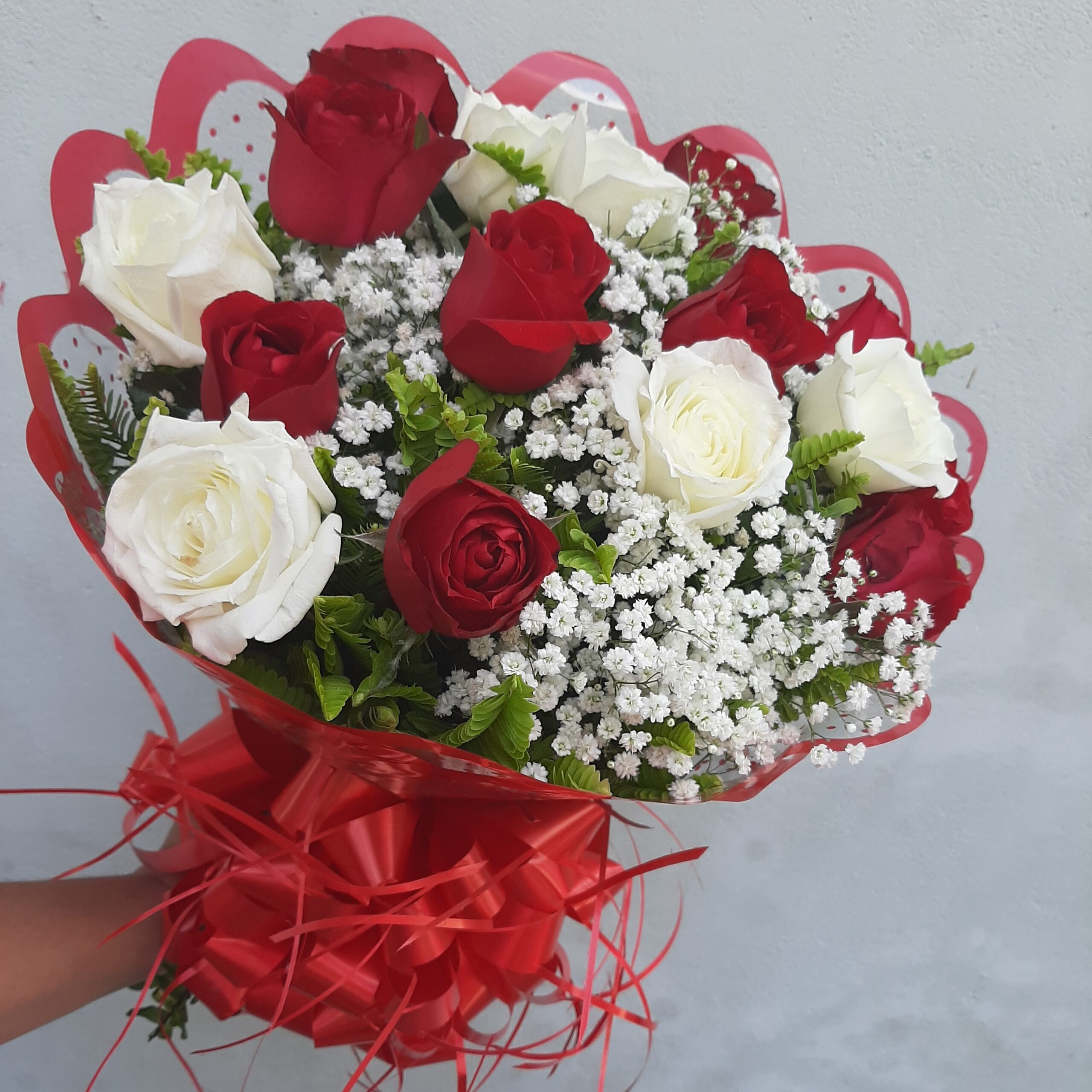 buque rosas vermelhas e brancas