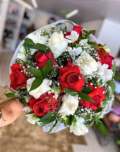 preço médio de um buquê de rosas vermelhas e brancas