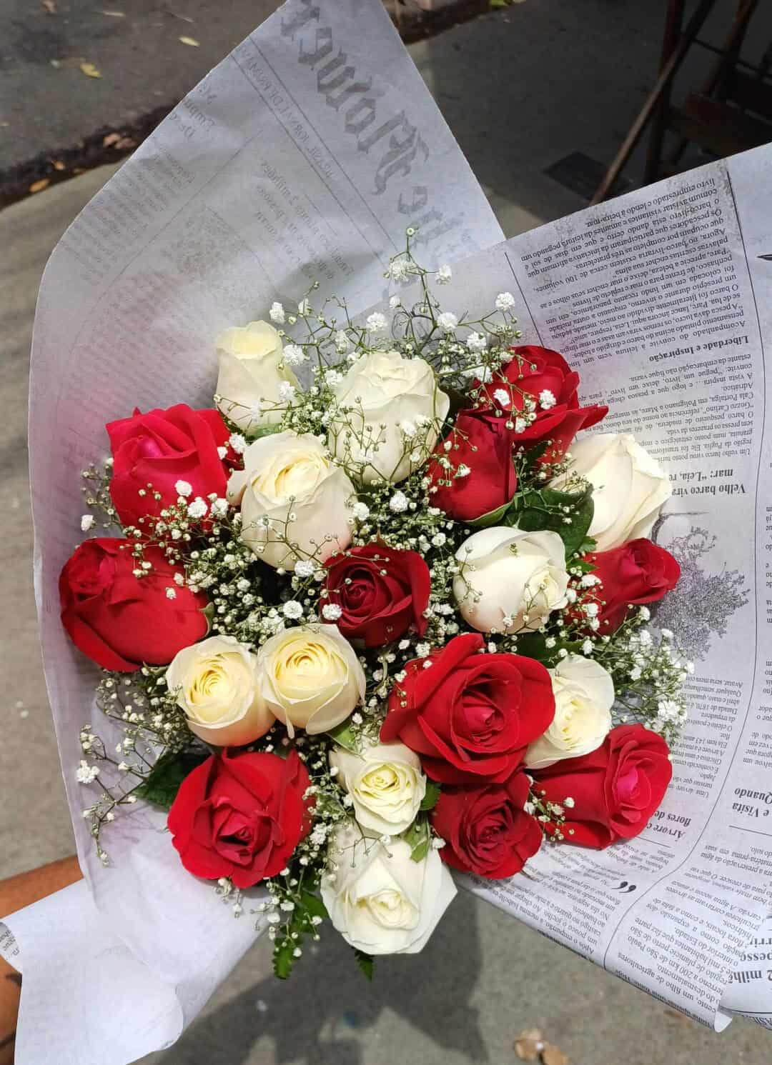 como cuidar de um buquê de rosas vermelhas e brancas