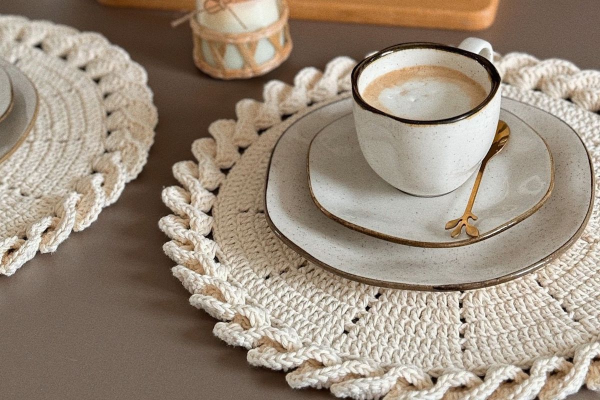caminho de mesa de crochê vs caminho de mesa de tecido