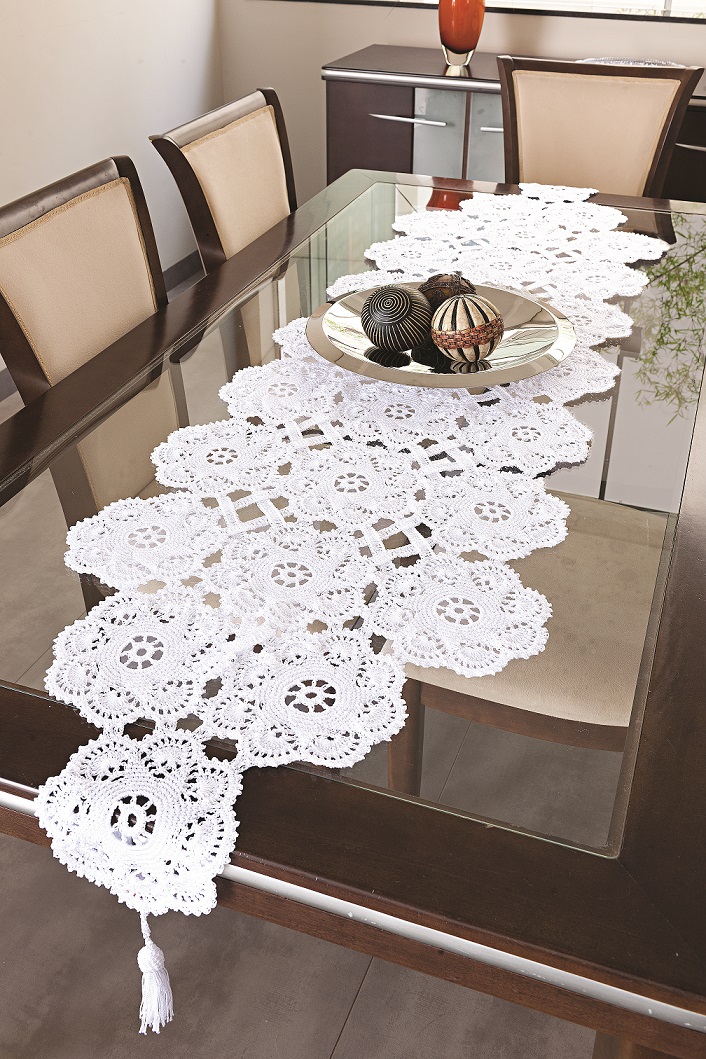 caminho de mesa de crochê vs caminho de mesa de tecido