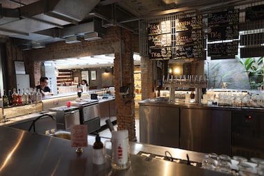 decoração cervejaria industrial vs rústica