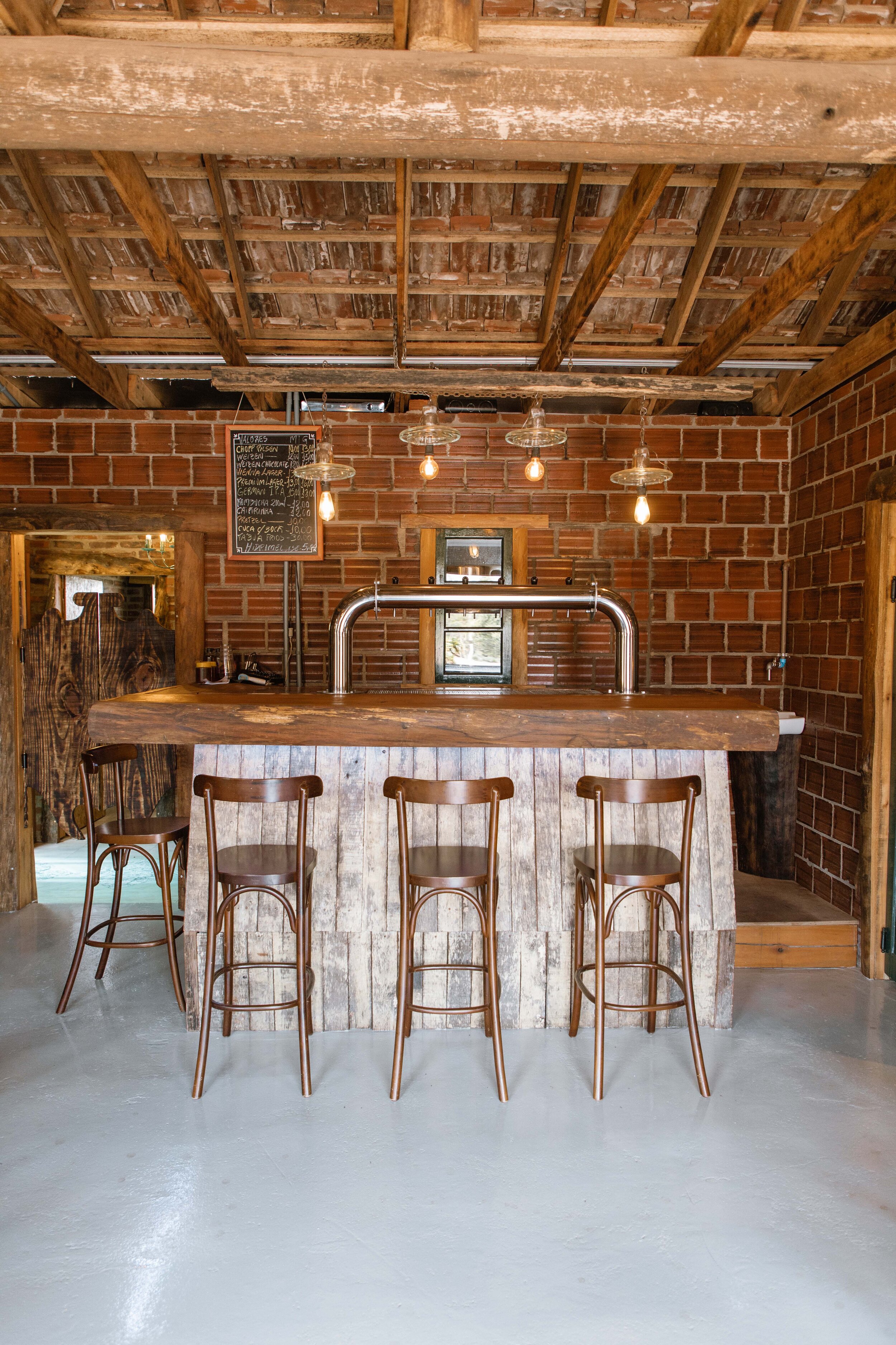 decoração cervejaria industrial vs rústica