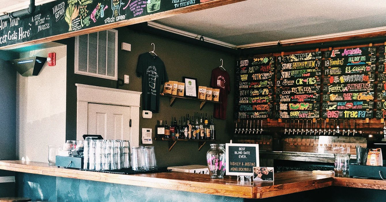 como usar barris de madeira na decoração de cervejaria