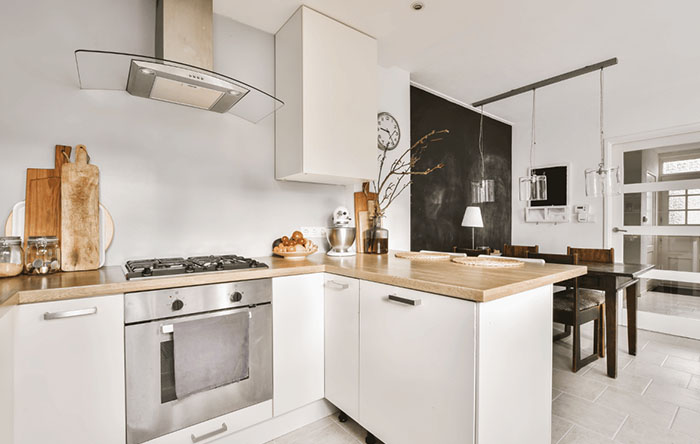 prateleiras vs armários para cozinha pequena