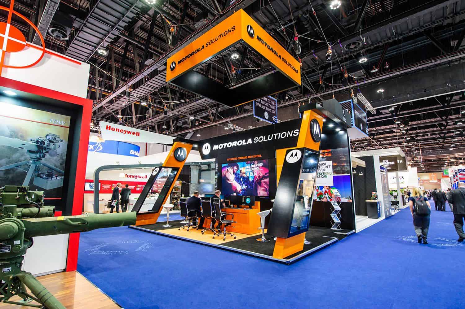 decoração de estande de feira pequeno para lançamento de produto