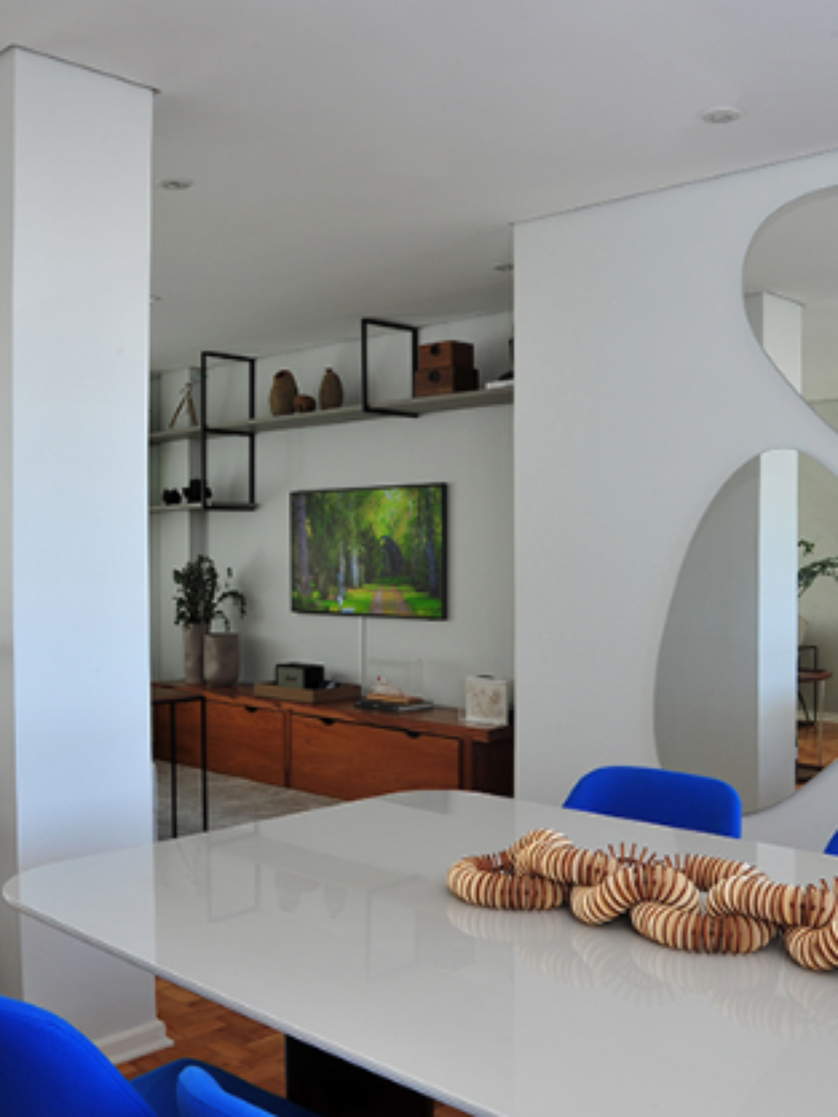 ideias de decoração sala com espelho orgânico