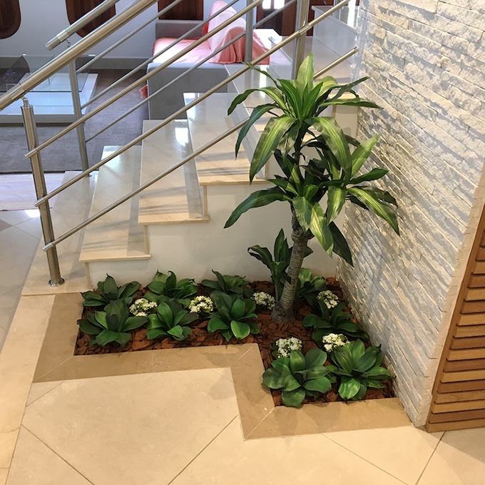 decoração de sala com plantas artificiais
