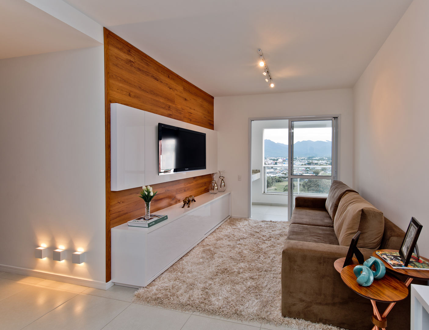 decoração de sala de estar pequena e moderna com painel