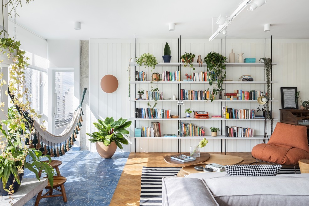 painel ripado vs painel liso para sala pequena