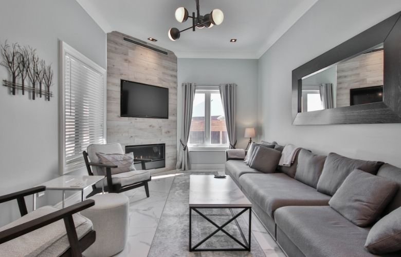 decoração de sala de estar pequena e moderna com painel