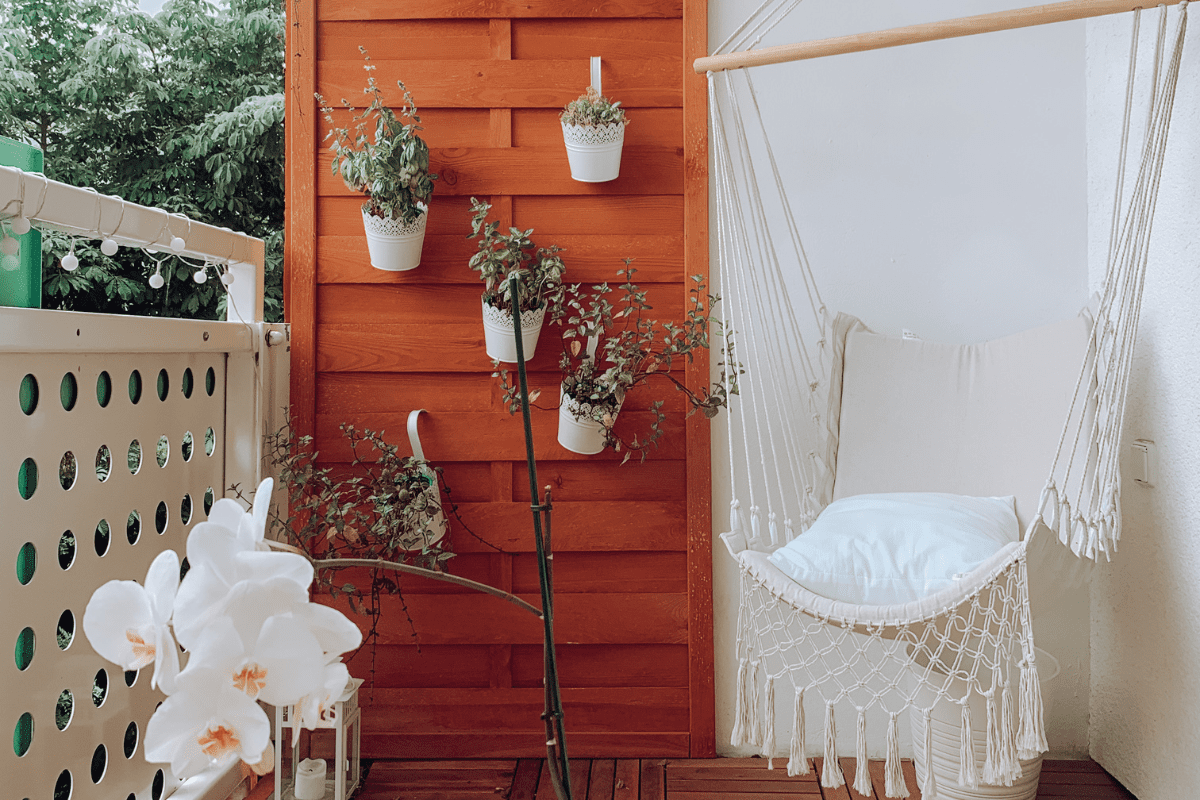 erros comuns ao decorar varanda pequena com plantas